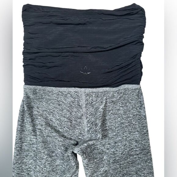 Beyond The Bump By Beyond Yoga Grey & Black Maternity Capri Leggings - Picture 4 of 6